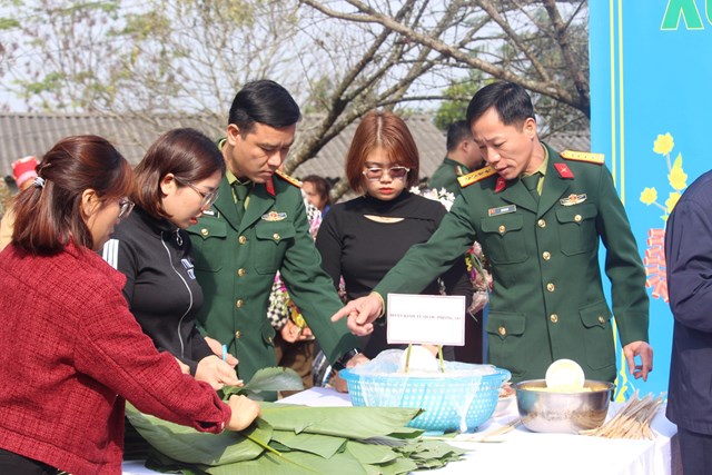 L&#224;o Cai: Ấm &#225;p Chương tr&#236;nh &quot;Xu&#226;n bi&#234;n ph&#242;ng ấm l&#242;ng d&#226;n bản&quot; nh&#226;n dịp Tết Nguy&#234;n đ&#225;n Gi&#225;p Th&#236;n 2024 - Ảnh 12