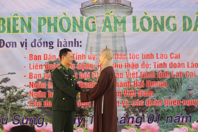 L&#224;o Cai: Ấm &#225;p Chương tr&#236;nh &quot;Xu&#226;n bi&#234;n ph&#242;ng ấm l&#242;ng d&#226;n bản&quot; nh&#226;n dịp Tết Nguy&#234;n đ&#225;n Gi&#225;p Th&#236;n 2024 - Ảnh 6