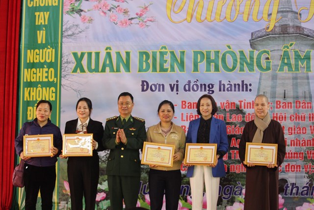 L&#224;o Cai: Ấm &#225;p Chương tr&#236;nh &quot;Xu&#226;n bi&#234;n ph&#242;ng ấm l&#242;ng d&#226;n bản&quot; nh&#226;n dịp Tết Nguy&#234;n đ&#225;n Gi&#225;p Th&#236;n 2024 - Ảnh 5