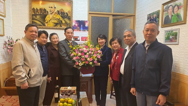 Trao tặng Huy hiệu 55 năm tuổi Đảng cho đồng ch&iacute; Nguyễn Văn S&aacute;u - B&iacute; thư Chi bộ số 12 Đảng bộ phường Nghĩa T&acirc;n.
