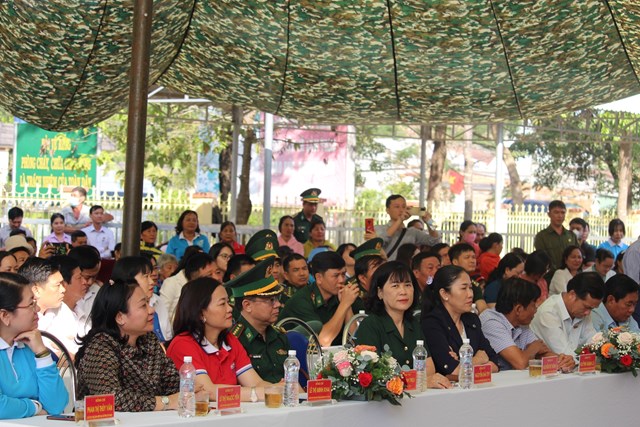 Đồng ch&iacute; Nguyễn Đ&agrave;i Thy - Ủy vi&ecirc;n Ban Thường vụ Tỉnh ủy, Ph&oacute; Chủ tịch Hội đồng Nh&acirc;n d&acirc;n tỉnh (Vị tr&iacute; thứ 5 từ tr&aacute;i sang phải)