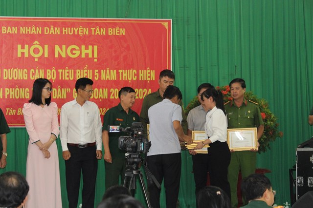 T&#226;y Ninh: Sơ kết 5 năm thực hiện “Ng&#224;y bi&#234;n ph&#242;ng to&#224;n d&#226;n” giai đoạn 2019 - 2024 - Ảnh 2