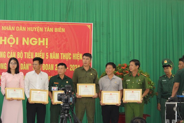 T&#226;y Ninh: Sơ kết 5 năm thực hiện “Ng&#224;y bi&#234;n ph&#242;ng to&#224;n d&#226;n” giai đoạn 2019 - 2024 - Ảnh 1