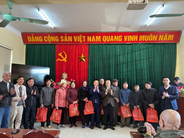 &Ocirc;ng Ho&agrave;ng Văn Hỷ (đứng giữa), c&ugrave;ng &ocirc;ng Ma Do&atilde;n Qu&yacute; (đứng thứ hai từ tr&aacute;i sang) v&agrave; &ocirc;ng Trần H&ugrave;ng Sơn - Ph&oacute; Viện trưởng Viện Chăm s&oacute;c sức khỏe Việt Nam, (đứng giữa) trao những phần qu&agrave; Tết đến những người cao tuổi, người c&oacute; c&ocirc;ng, v&agrave; người c&oacute; ho&agrave;n cảnh kh&oacute; khăn.