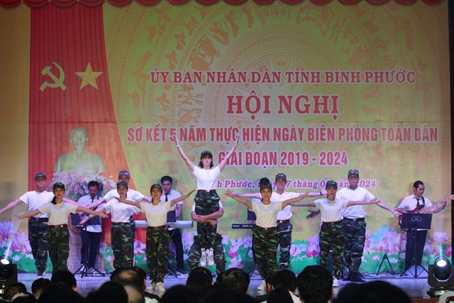 B&#236;nh Phước: Sơ kết 5 năm thực hiện “Ng&#224;y bi&#234;n ph&#242;ng to&#224;n d&#226;n” giai đoạn 2019 - 2024 - Ảnh 3