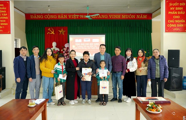 Trao qu&agrave; tại điểm trường B&igrave;nh Y&ecirc;n, huyện Sơn Dương