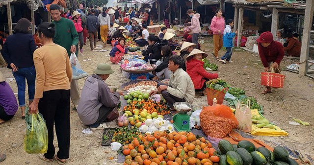 Chợ Sở xưa kh&ocirc;ng c&oacute; quy m&ocirc; ho&agrave;nh tr&aacute;ng như hiện nay, nhưng l&agrave; nơi tập trung chủ yếu c&aacute;c mặt h&agrave;ng n&ocirc;ng sản, thực phẩm tươi sống phục vụ cho nhu cầu của người d&acirc;n trong khu vực.