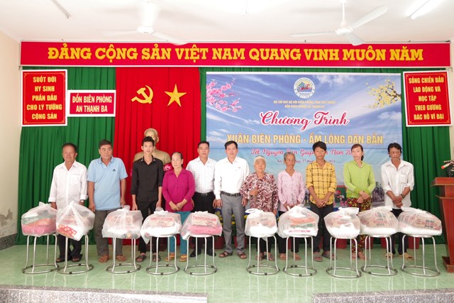 Huyện C&#249; Lao Dung (tỉnh S&#243;c Trăng): Nhiều hoạt động &#253; nghĩa trong Chương tr&#236;nh “Xu&#226;n bi&#234;n ph&#242;ng ấm l&#242;ng d&#226;n bản”  - Ảnh 2