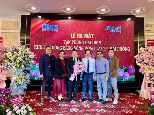 L&atilde;nh đạo T&ograve;a soạn chụp ảnh lưu niệm cũng c&aacute;n bộ, ph&oacute;ng vi&ecirc;n Văn ph&ograve;ng đại diện khu vực Đồng bằng s&ocirc;ng Hồng tại Lễ ra mắt.