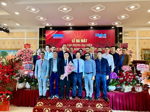 L&atilde;nh đạo T&ograve;a soạn chụp ảnh lưu niệm c&ugrave;ng c&aacute;n bộ, ph&oacute;ng vi&ecirc;n tại Lễ ra mắt Văn ph&ograve;ng Đại diện khu vực Đồng bằng s&ocirc;ng Hồng.
