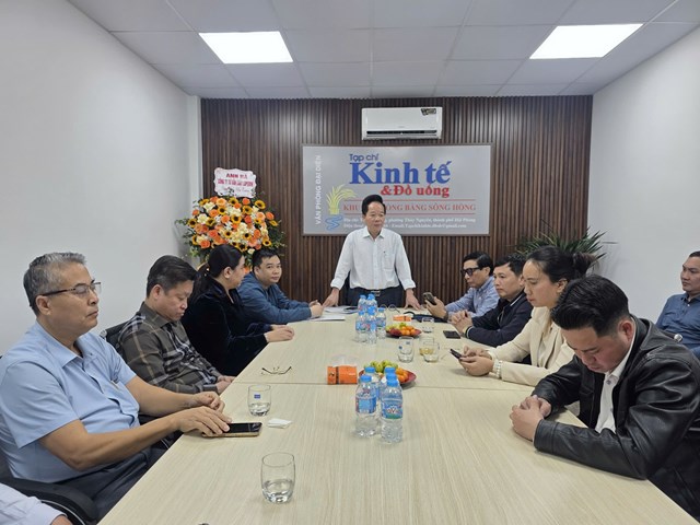 Trước đ&oacute;, &ocirc;ng Nguyễn Quốc H&ugrave;ng - Tổng Bi&ecirc;n tập c&ugrave;ng l&atilde;nh đạo T&ograve;a soạn đ&atilde; c&oacute; chuyến thăm, gặp gỡ v&agrave; l&agrave;m việc với Văn ph&ograve;ng Đại diện, trực tiếp nắm bắt t&igrave;nh h&igrave;nh v&agrave; định hướng nhiệm vụ trong thời gian tới.