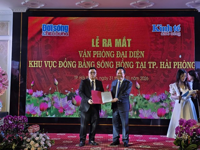 &Ocirc;ng Nguyễn Quốc H&ugrave;ng - Tổng Bi&ecirc;n tập&nbsp;trao quyết định bổ nhiệm &ocirc;ng Nguyễn Trường Giang giữ chức vụ Trưởng Văn ph&ograve;ng Đại diện khu vực Đồng bằng s&ocirc;ng Hồng tại TP. Hải Ph&ograve;ng.