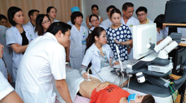 PGS.TS.BS Nguyễn Duy &Aacute;nh trực tiếp thăm bệnh nh&acirc;n v&agrave; kiểm tra việc kh&aacute;m bệnh