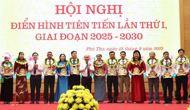 Doanh nh&acirc;n B&ugrave;i Thị M&atilde;o (đứng thứ 4 từ phải sang) vinh dự được Ủy ban MTTQ tỉnh v&agrave; c&aacute;c tổ chức ch&iacute;nh trị &ndash; x&atilde; hội vinh danh điển h&igrave;nh ti&ecirc;n tiến