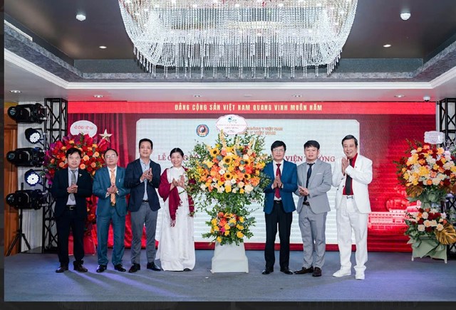 B&agrave; Trần Thị Luyến nhận Quyết định bổ nhiệm giữ chức vụ Ph&oacute; Trưởng Bộ m&ocirc;n Dưỡng sinh Đ&ocirc;ng y &ndash; Ăn uống thuận tự nhi&ecirc;n tại Viện Đ&ocirc;ng Y Việt Nam.