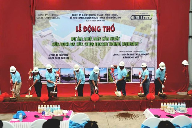 Ban l&atilde;nh đạo C&ocirc;ng ty l&agrave;m lễ khởi c&ocirc;ng