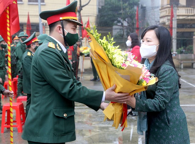 Tới dự c&oacute; đồng ch&iacute; Nguyễn Thị Thanh Huyền - Ủy vi&ecirc;n Ban Thường vụ Tỉnh ủy, Trưởng Ban D&acirc;n vận Tỉnh ủy dự lễ giao nhận qu&acirc;n tại huyện Cẩm Kh&ecirc;.