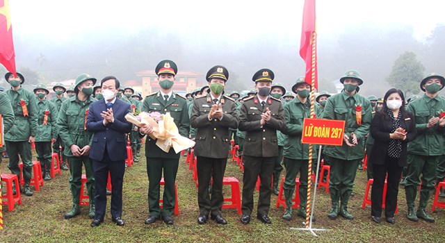 Chủ tịch UBND tỉnh B&ugrave;i Văn Quang, Thiếu tướng L&ecirc; Văn Tuyến - Thứ trưởng Bộ C&ocirc;ng an c&ugrave;ng c&aacute;c đại biểu tặng hoa, động vi&ecirc;n t&acirc;n binh l&ecirc;n đường nhập ngũ