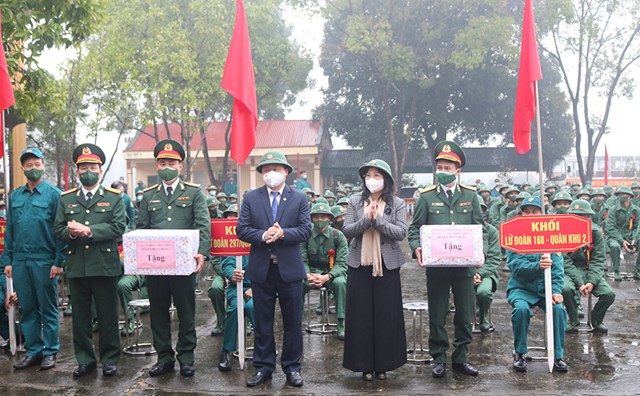 Đồng ch&iacute; Nguyễn Thị Hồng L&acirc;m - TUV, Ph&oacute; Chủ tịch HĐND tỉnh, c&ugrave;ng c&aacute;c đồng ch&iacute; trong Hội đồng nghĩa vụ qu&acirc;n sự tỉnh v&agrave; huyện Đoan H&ugrave;ng đ&atilde; dự lễ giao nhận qu&acirc;n tại huyện Đoan H&ugrave;ng.&nbsp;