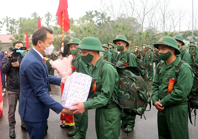 Đồng ch&iacute; Nguyễn Trung Ki&ecirc;n &ndash; Uỷ vi&ecirc;n BTV Tỉnh uỷ, Trưởng Ban Nội ch&iacute;nh Tỉnh uỷ đ&atilde; dự lễ giao, nhận qu&acirc;n tại huyện Hạ Ho&agrave;.