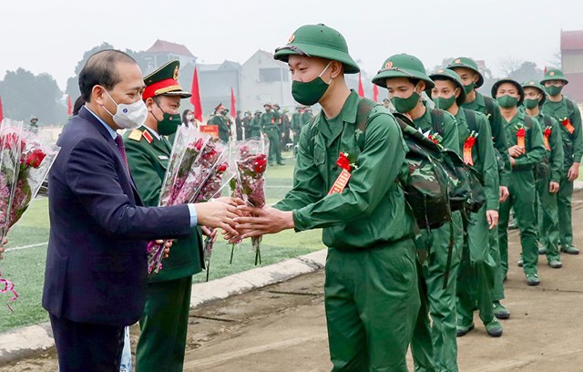 Đồng ch&iacute; Ho&agrave;ng C&ocirc;ng Thuỷ - Ph&oacute; B&iacute; thư Thường trực Tỉnh uỷ tặng hoa động vi&ecirc;n t&acirc;n binh l&ecirc;n đường nhập ngũ.