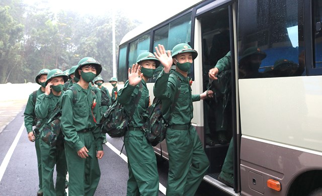 Đ&uacute;ng 8h s&aacute;ng, lễ giao, nhận qu&acirc;n tại huyện Tam N&ocirc;ng ho&agrave;n tất, 100% t&acirc;n binh l&ecirc;n đường trở về đơn vị.