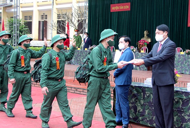 Đồng ch&iacute; Nguyễn Th&agrave;nh Nam -TUV, Ph&oacute; Trưởng Đo&agrave;n đại biểu Quốc hội tỉnh đ&atilde; dự lễ giao nhận qu&acirc;n tại huyện T&acirc;n Sơn.&nbsp;