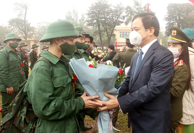 Đồng ch&iacute; Nguyễn Thanh Hải - Ủy vi&ecirc;n BTV Tỉnh ủy, Ph&oacute; Chủ tịch UBND tỉnh đ&atilde; dự lễ giao, nhận qu&acirc;n năm 2022 tại thị x&atilde; Ph&uacute; Thọ.