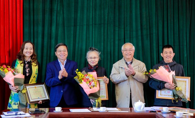 &Ocirc;ng Nguyễn Văn Triệu - Ủy vi&ecirc;n thường vụ, B&iacute; thư Th&agrave;nh ủy L&acirc;m Đồng (thứ hai từ tr&aacute;i sang phải) v&agrave; &ocirc;ng Th&acirc;n Văn Sửu - Ph&oacute; Chủ tịch Chi hội ch&egrave; L&acirc;m Đồng, Chủ tịch Chi hội Doanh nghiệp sản xuất thương mại sản vật T&acirc;y Nguy&ecirc;n (ngo&agrave;i c&ugrave;ng ph&iacute;a b&ecirc;n phải) tại Hội nghị tổng kết c&ocirc;ng t&aacute;c Chi hội năm 2021 với tổ c&ocirc;ng t&aacute;c đặc biệt của tỉnh L&acirc;m Đồng