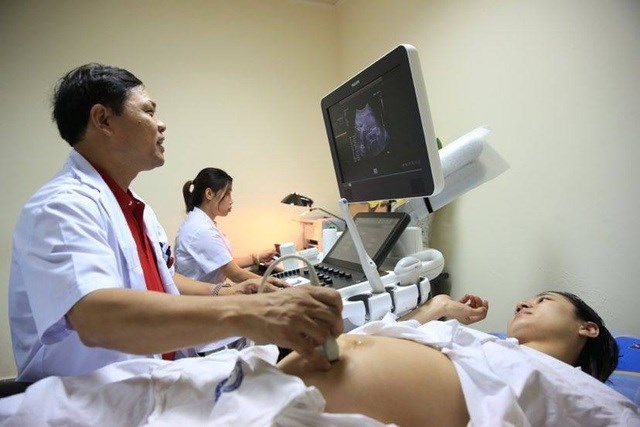 PGS.TS Trần Danh Cường - Gi&aacute;m đốc Bệnh viện Phụ sản TW si&ecirc;u &acirc;m s&agrave;ng lọc trước sinh cho thai phụ