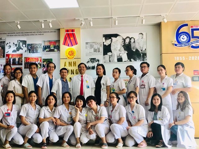 Gi&aacute;m đốc Bệnh viện Trần Danh Cường c&ugrave;ng c&aacute;c đồng nghiệp trẻ, c&aacute;c học tr&ograve; chụp ảnh lưu niệm tại triển l&atilde;m ảnh nh&acirc;n lỷ niệm 65 năm th&agrave;nh lập Bệnh viện