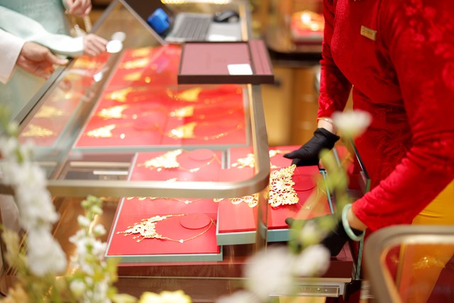 Kh&ocirc;ng gian mua sắm sang trọng mang phong c&aacute;ch Indochine &ndash; đương đại tại cửa h&agrave;ng 36A Nguyễn Tr&atilde;i, Quận 1.