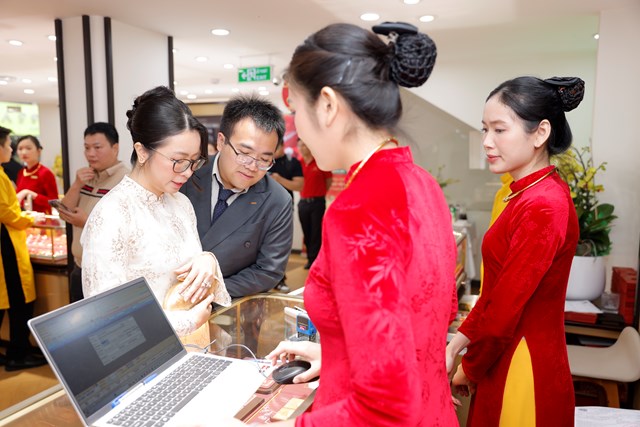 Đ&ocirc;ng đảo kh&aacute;ch mời, kh&aacute;ch h&agrave;ng tham quan v&agrave; trải nghiệm sản phẩm v&agrave;ng 24K trong ng&agrave;y khai trương.