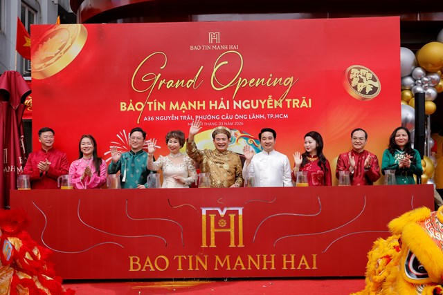 Ban l&atilde;nh đạo Bảo T&iacute;n Mạnh Hải thực hiện nghi thức khai trương cửa h&agrave;ng lớn nhất tại TP.HCM, ng&agrave;y 1/3/2026.