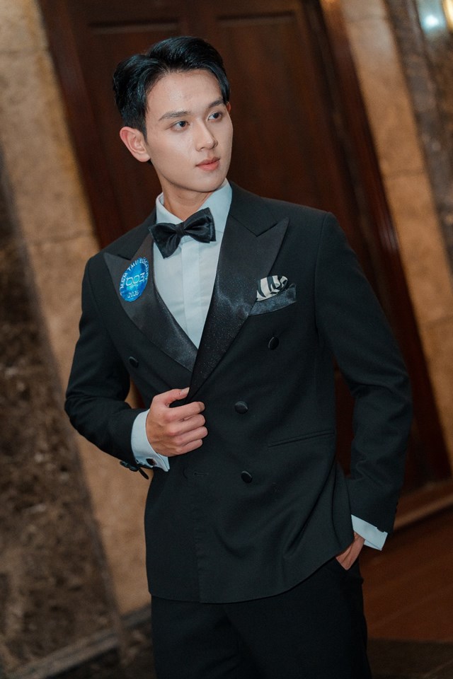 Khoảnh khắc t&acirc;n Nam vương Trương Nhật Qu&acirc;n tỏa s&aacute;ng tr&ecirc;n s&acirc;n khấu đ&ecirc;m chung kết Miss &amp; Mister TMU 2026.