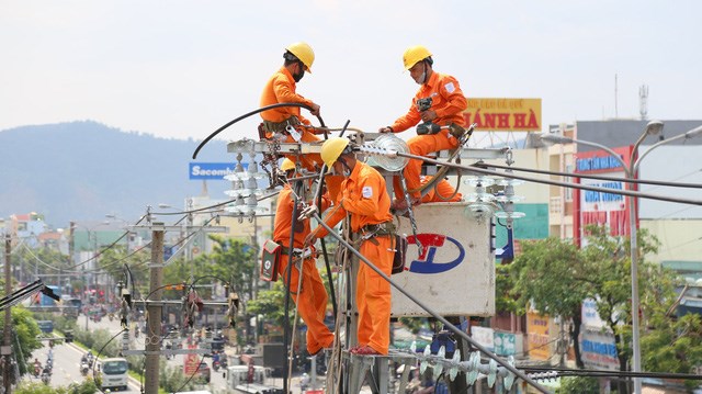 EVNNPC tăng cường kiểm tra, xử l&yacute; khiếm khuyết tr&ecirc;n hệ thống lưới điện