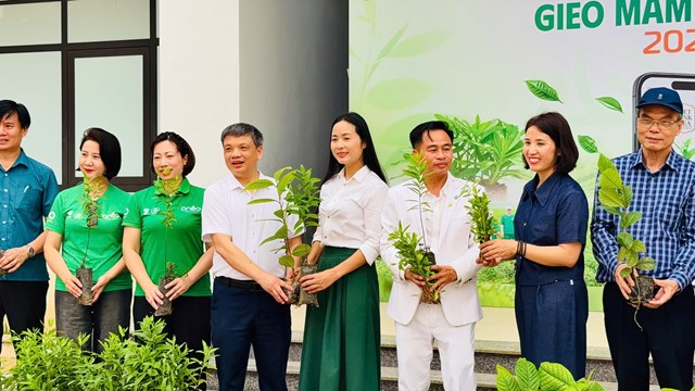 Đại diện nh&agrave; trường, doanh nghiệp v&agrave; sinh vi&ecirc;n c&ugrave;ng trao tặng v&agrave; tiếp nhận c&aacute;c c&acirc;y giống tại chương tr&igrave;nh &ldquo;H&agrave;nh tr&igrave;nh Gieo mầm Tr&agrave; Việt 2026&rdquo;, thể hiện sự chung tay kết nối giữa nh&agrave; quản l&yacute; - nh&agrave; trường - doanh nghiệp - cộng đồng trong việc lan tỏa những mầm xanh v&agrave; gi&aacute; trị sống bền vững