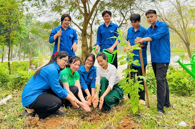 C&aacute;c đại biểu, doanh nghiệp đồng h&agrave;nh c&ugrave;ng đại diện Trường Đại học L&acirc;m nghiệp trực tiếp tham gia hoạt động trồng c&acirc;y trong khu&ocirc;n khổ chương tr&igrave;nh &ldquo;H&agrave;nh tr&igrave;nh Gieo mầm Tr&agrave; Việt 2026&rdquo;, chung tay gieo những mầm xanh v&agrave; lan tỏa th&ocirc;ng điệp sống th&acirc;n thiện với thi&ecirc;n nhi&ecirc;n