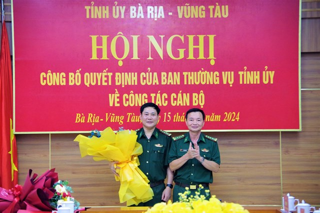 Đại tá Đào Xu&acirc;n Ánh - Bí thư Đảng ủy, Chính ủy Bộ Chỉ huy BĐBP tỉnh tặng hoa ch&uacute;c mừng Đại t&aacute; Đặng Cao Đạt.