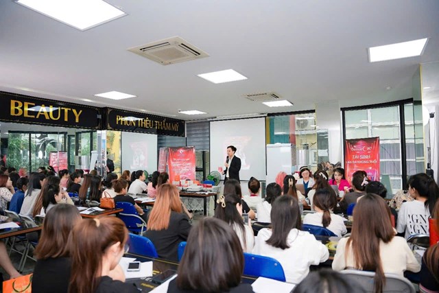 Nhằm gi&uacute;p đối t&aacute;c n&acirc;ng cao tay nghề v&agrave; kiến thức chuy&ecirc;n m&ocirc;n, DermaCiK kết hợp c&ugrave;ng EvaXinh tổ chức c&aacute;c kh&oacute;a học thẩm mỹ chuẩn quốc tế, được trực tiếp giảng dạy bởi c&aacute;c b&aacute;c sĩ đầu ng&agrave;nh. Đại l&yacute; kh&ocirc;ng chỉ hiểu r&otilde; về hoạt chất v&agrave; c&ocirc;ng dụng từng sản phẩm, m&agrave; c&ograve;n tự tin triển khai dịch vụ tại cơ sở thẩm mỹ.