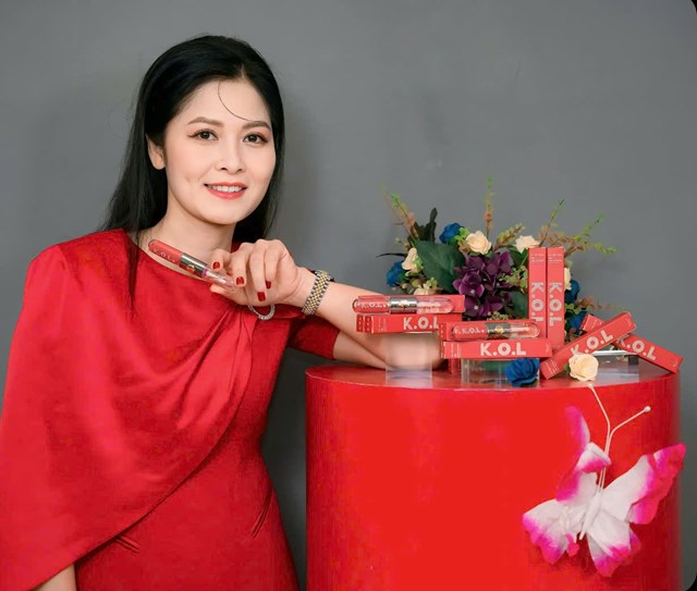 D&ograve;ng &ldquo;Son KOL&rdquo; l&agrave; t&acirc;m huyết của Diễn vi&ecirc;n Thu&yacute; H&agrave; c&ugrave;ng thương hiệu DemarCiK, hứa hẹn mang đến trải nghiệm l&agrave;m đẹp đẳng cấp cho ph&aacute;i đẹp. Lấy cảm hứng từ n&eacute;t thanh lịch v&agrave; thần th&aacute;i cuốn h&uacute;t của Thu&yacute; H&agrave;, Son KOL sở hữu bảng m&agrave;u thời thượng, chất son mềm mịn c&ugrave;ng c&ocirc;ng thức dưỡng ẩm ti&ecirc;n tiến, gi&uacute;p đ&ocirc;i m&ocirc;i lu&ocirc;n căng mọng v&agrave; rạng rỡ.B&ecirc;n cạnh đ&oacute;, sự đầu tư kỹ lưỡng về bao b&igrave; v&agrave; thiết kế c&agrave;ng khẳng định đẳng cấp sản phẩm, trở th&agrave;nh &ldquo;item&rdquo; kh&ocirc;ng thể thiếu trong t&uacute;i x&aacute;ch l&agrave;m đẹp của mọi phụ nữ hiện đại.