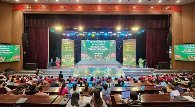 To&agrave;n cảnh buổi họp b&aacute;o