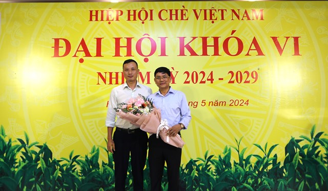 &Ocirc;ng L&ecirc; Đức T&ugrave;ng - B&iacute; thư Chi bộ Hiệp hội Ch&egrave; Việt Nam tặng hoa ch&uacute;c mừng T&acirc;n&nbsp;Chủ tịch Hiệp hội Ch&egrave; Việt Nam