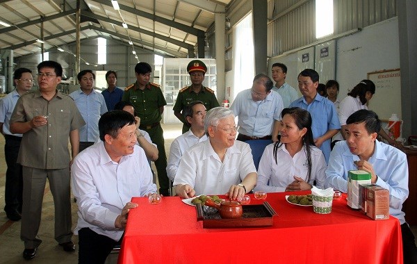 Tại nh&agrave; m&aacute;y, C&ocirc;ng ty cổ phần ĐTPT ch&egrave; Tam Đường vinh dự mời Tổng B&iacute; Thư&nbsp; thưởng tr&agrave; d&ugrave;ng thử sản phẩm b&aacute;nh Matcha Cookies l&agrave;m từ tr&agrave; xanh của c&ocirc;ng ty.