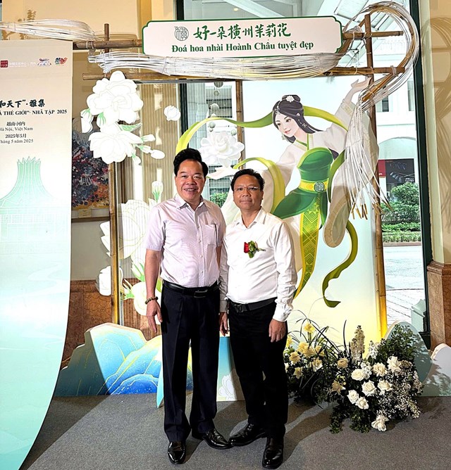 &Ocirc;ng Nguyễn Quốc H&ugrave;ng &ndash; Tổng Bi&ecirc;n tập Tạp ch&iacute; Kinh tế v&agrave; Đồ uống (b&ecirc;n tr&aacute;i) chụp ảnh lưu niệm c&ugrave;ng &ocirc;ng Trương Quốc H&ugrave;ng &ndash; Chủ tịch C&acirc;u lạc bộ Lữ h&agrave;nh UNESCO H&agrave; Nội tại sự kiện