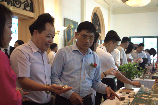 &Ocirc;ng Ho&agrave;ng Vĩnh Long - Chủ tịch Hiệp hội Ch&egrave; Việt Nam (b&ecirc;n phải) v&agrave; &ocirc;ng Nguyễn Quốc H&ugrave;ng - Tổng Bi&ecirc;n tập Tạp ch&iacute; Kinh tế v&agrave; Đồ uống (b&ecirc;n tr&aacute;i) c&ugrave;ng tham quan kh&ocirc;ng gian thưởng tr&agrave; tại sự kiện