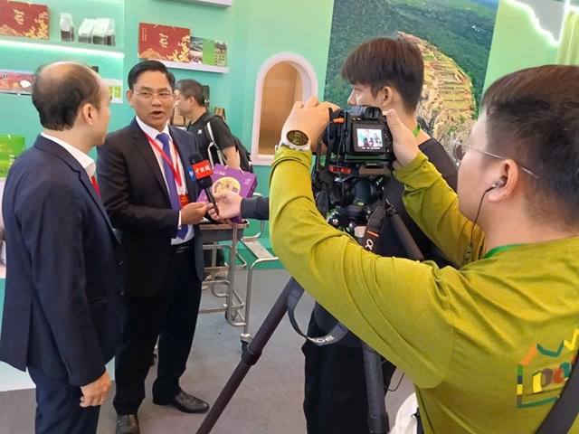 &Ocirc;ng Ho&agrave;ng Vĩnh Long c&ugrave;ng đo&agrave;n doanh nghiệp tham dự chuỗi hoạt động Ng&agrave;y Ch&egrave; thế giới 2026 tại Nam Ninh, Quảng T&acirc;y (Trung Quốc).