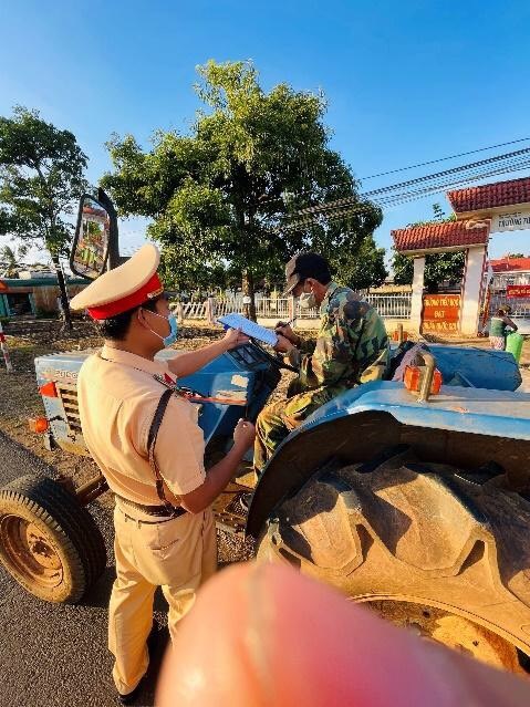 CSGT ph&aacute;t tờ rơi v&agrave; phổ biến người d&acirc;n thực hiện k&yacute; cam kết chấp h&agrave;nh nghi&ecirc;m Luật Giao th&ocirc;ng đường bộ