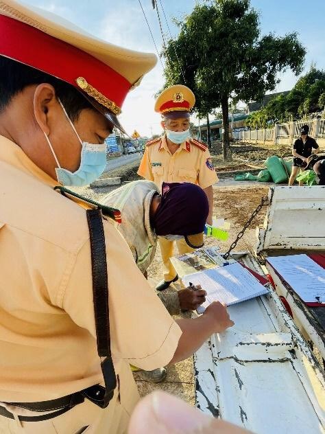 K&yacute; cam kết chấp h&agrave;nh nghi&ecirc;m Luật Giao th&ocirc;ng đường bộ