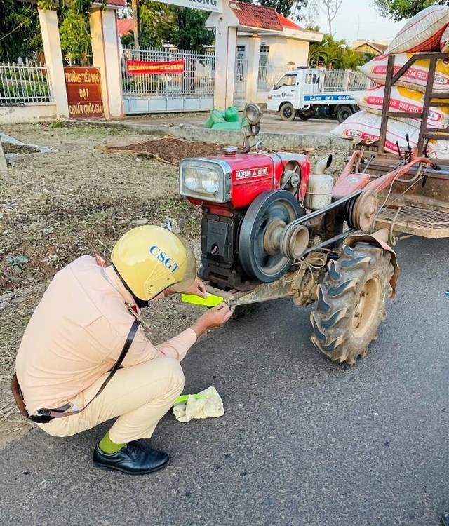 C&#244;ng an huyện Kr&#244;ng Ana: Tăng cường thực hiện c&#225;c giải ph&#225;p ph&#242;ng ngừa, giảm thiểu tai nạn giao th&#244;ng li&#234;n quan đến xe m&#225;y c&#224;y - Ảnh 4